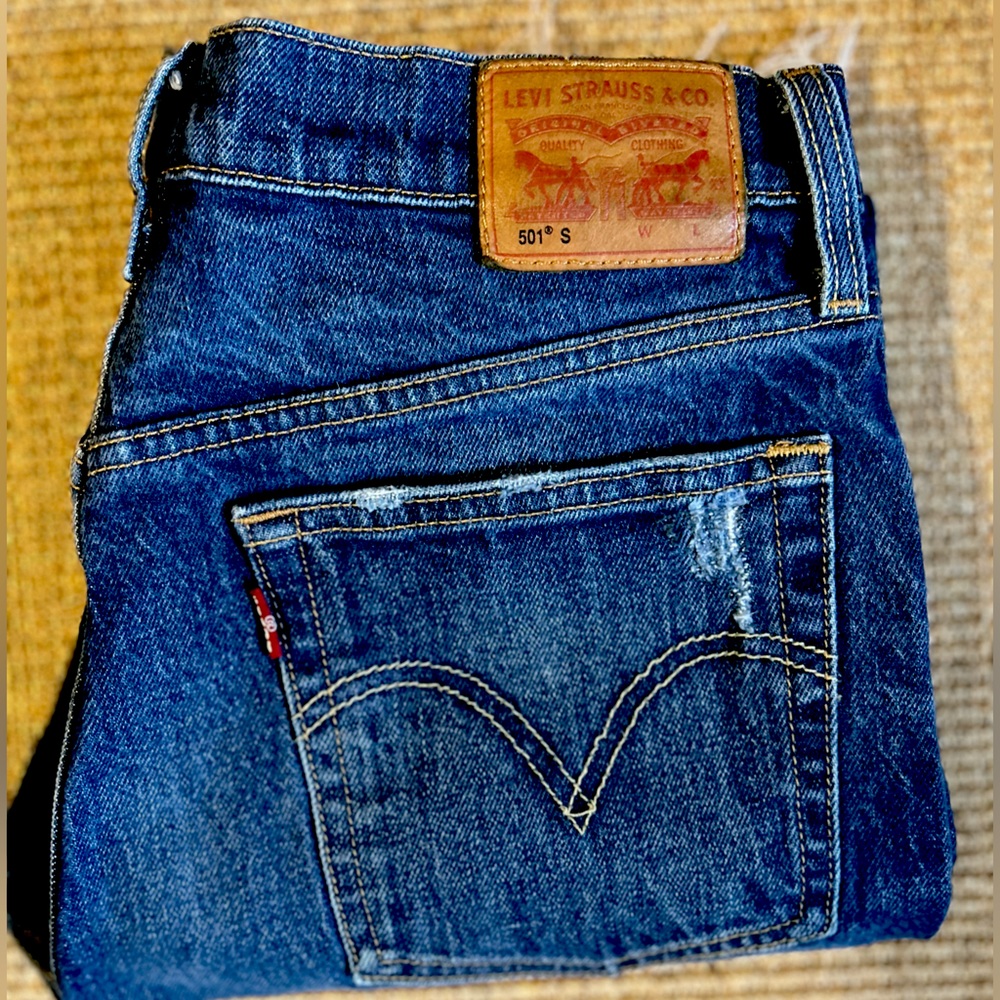 Levi’s 501 button fly skinny straight jeans. Slightly distressed. W 27., L 28